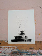 Zeichnungen & Reduktion V von Conny Wachsmann, Künstlerin: Ein weißes Laken mit abstrakter, minimalistischer schwarz-weißer Pyramidengrafik lehnt an einer rosa strukturierten Wand auf einer mit Farbe bespritzten Holzoberfläche.