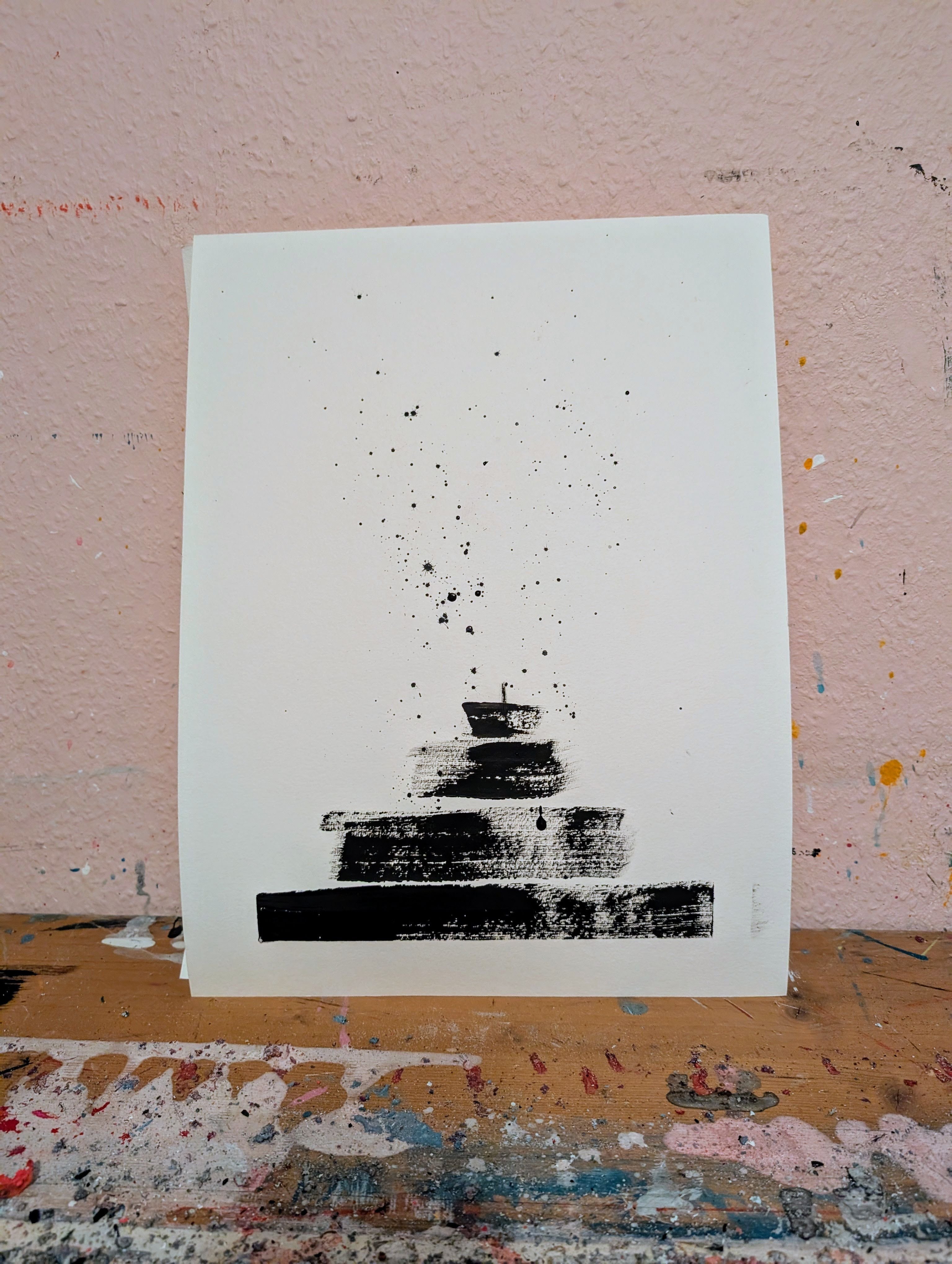 Zeichnungen & Reduktion V von Conny Wachsmann, Künstlerin: Ein weißes Laken mit abstrakter, minimalistischer schwarz-weißer Pyramidengrafik lehnt an einer rosa strukturierten Wand auf einer mit Farbe bespritzten Holzoberfläche.