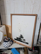 Zeichnungen & Reduktion V, eine Originalzeichnung der Künstlerin Conny Wachsmann, ist gerahmt und lehnt an einer strukturierten weißen Wand auf einem belebten Regal neben einem blau gepunkteten Behälter mit Stiften und Papiertüchern.