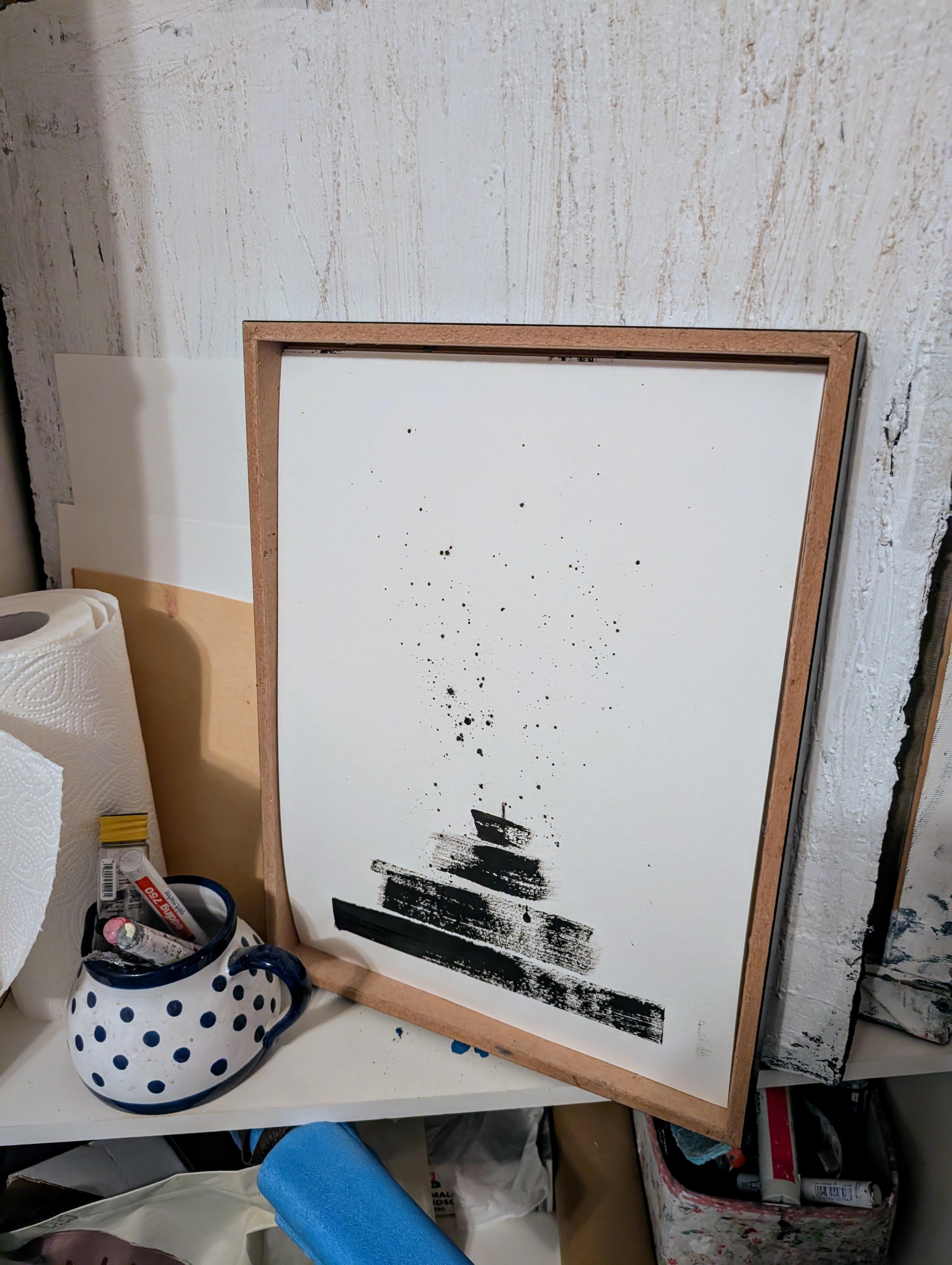 Zeichnungen & Reduktion V, eine Originalzeichnung der Künstlerin Conny Wachsmann, ist gerahmt und lehnt an einer strukturierten weißen Wand auf einem belebten Regal neben einem blau gepunkteten Behälter mit Stiften und Papiertüchern.