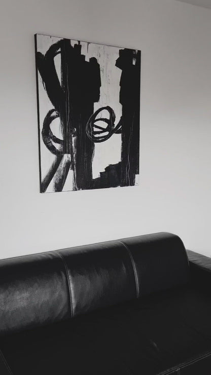 Kunst auf Augenhöhe: Schwarz-weißes Gemälde für ein stilvolles Wohnzimmer