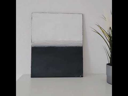 Roligt landskab i sort/hvid: Minimalistisk maleri med morgentåge